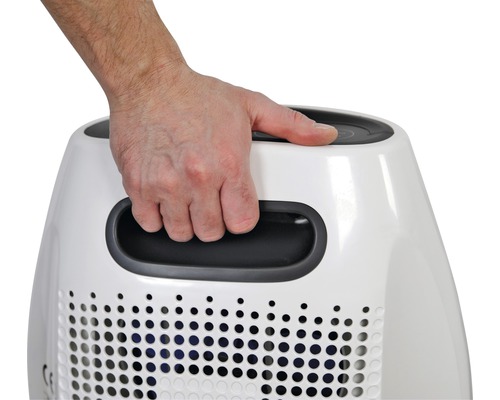 Ruka nese zvlhčovač vzduchu za držadlo