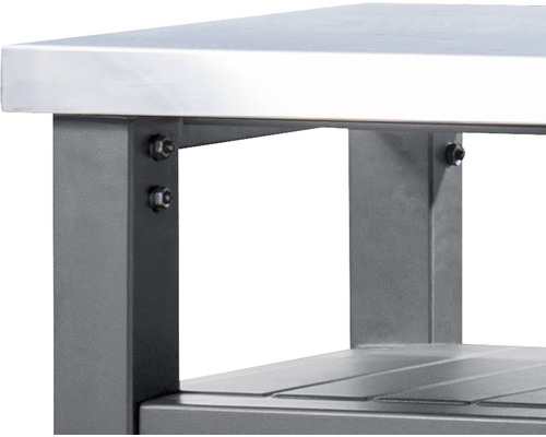 Detail kovového pracovního stolu se šroubovým upevněním