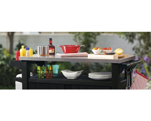 Grilovací vozík s deskou z nerezové oceli, nádobí a přísady venku