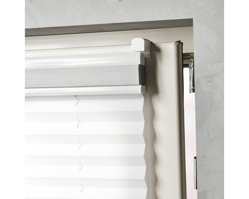 Detailní záběr namontovaného plisovaného systému pro dekoraci oken