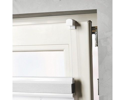 Detail rolety na okenním rámu.