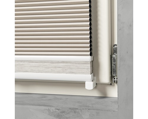 Detailní záběr plisé na okně.