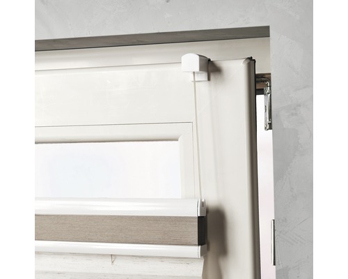 Detailní pohled na roletu duo na okně