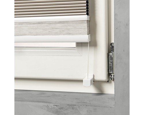 Okno s namontovanou plisovanou žaluzií