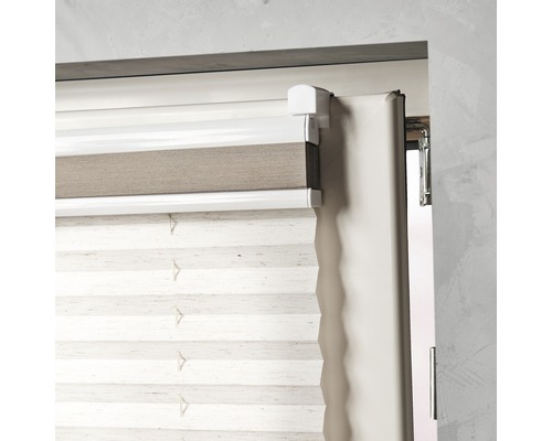 Detailní pohled na roletu duo na okně