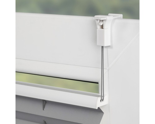 Detail žaluzie s okenním držákem a tahacími šňůrami