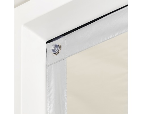 Detailní záběr okna s termoizolačním závěsem upevněným přísavkami.