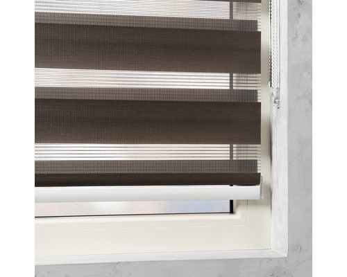 Okno s hnědou pruhovanou roletou