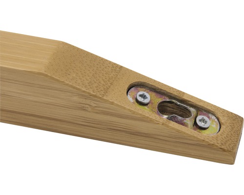 Detailní záběr bambusového šatního panelu se závěsným zařízením