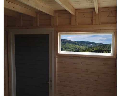 Interiér dřevěného domu s oknem a dveřmi