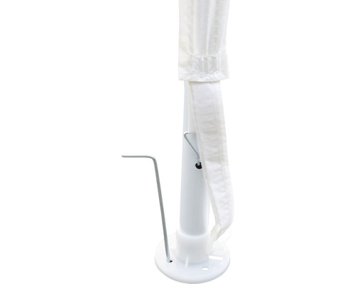 Detailní pohled na patku párty stanu s kolíkem pro upevnění