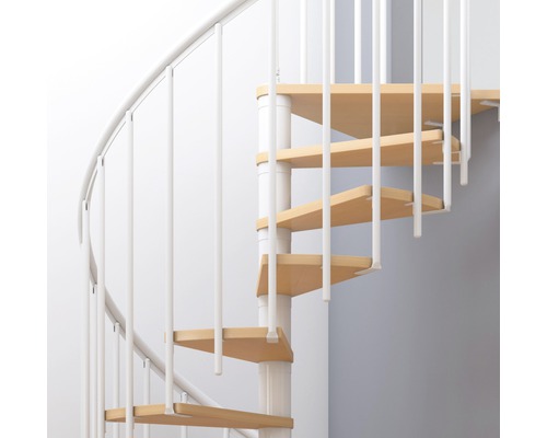 Točité schodiště s dřevěnými stupni a bílým zábradlím