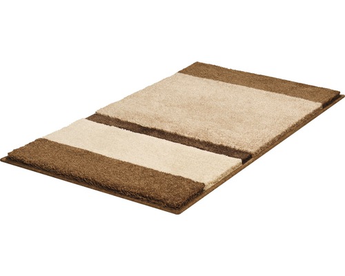 Koberec s proužkovaným vzorem v různých odstínech hnědé