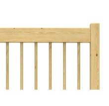 Dřevěný plot s tyčemi