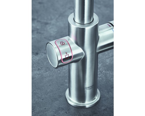 Logo Grohe na kuchyňské baterii se symboly pro horkou vodu