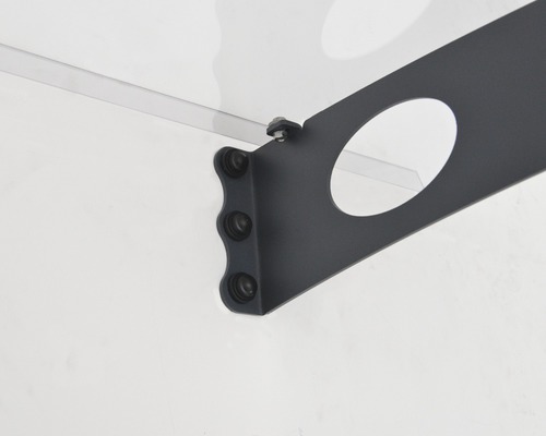 Detailní záběr transparentní markýzy s kovovým držákem