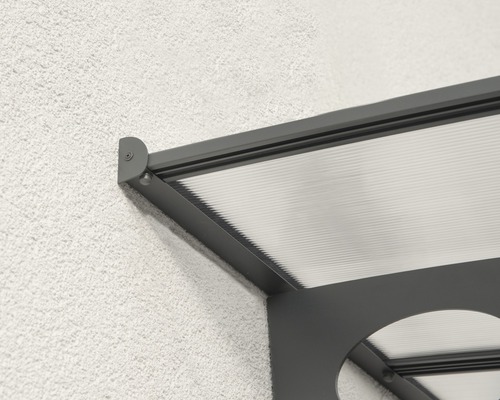 Detailní pohled na šedý dveřní přístřešek s průhlednou polykarbonátovou střechou na fasádě