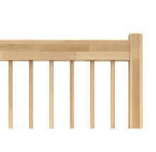 Detailní pohled na dřevěnou dětskou postýlku s mřížemi