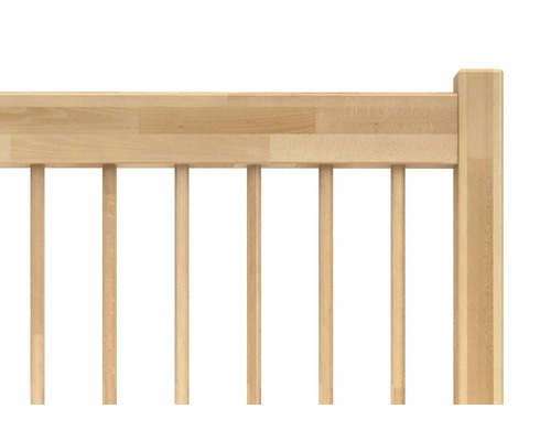 Detailní pohled na dětskou postýlku ze dřeva s mřížemi
