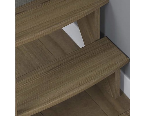 Detailní pohled na dřevěné schodiště.