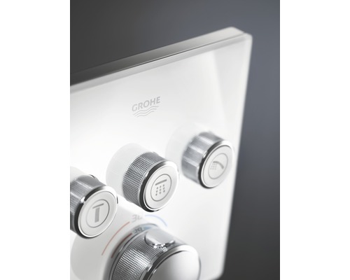 Logo Grohe na sprchové baterii s regulátorem teploty a voličem režimu proudu