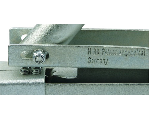 Detailní záběr držáku s nápisem H 99 Patent angemeldet Germany
