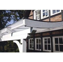 Detail dřevěného carportu s průhlednou střechou před domem