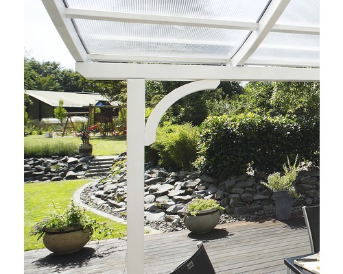 Terasa se zastřešením s průhlednou střechou a výhledem do zahrady