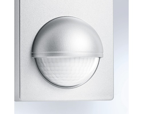 Detailní záběr venkovního pohybového senzoru.