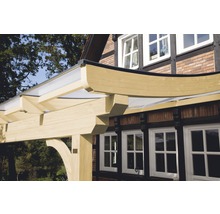 Dřevěný carport u domu s hrázděnou fasádou
