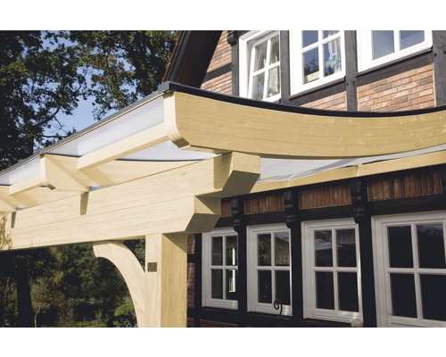 Dřevěný carport u domu s hrázděnou fasádou
