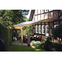 Dřevěná pergola se sedací soupravou na zahradě