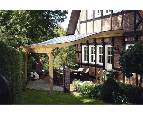 Dřevěná pergola se sedací soupravou na zahradě