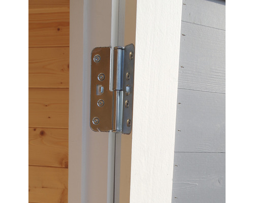 Kovové dveřní panty na dřevěných dveřích