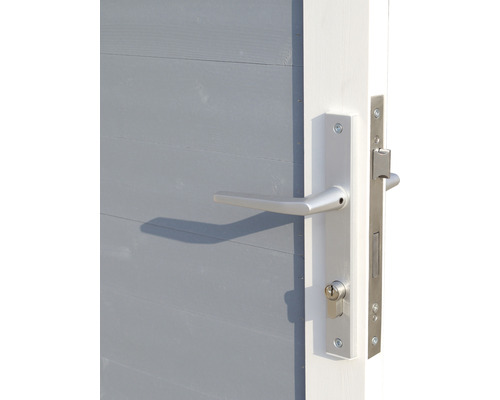 Detail zahradních dveří se stříbrnou klikou a zámkem