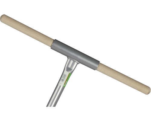 Detailní pohled na zemní objímku s dřevěnou rukojetí