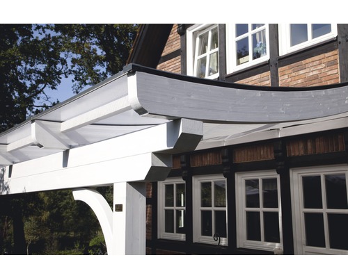 Dřevěná pergola u budovy s okny