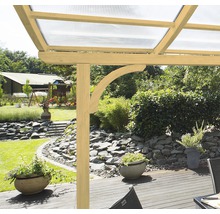 Dřevěná pergola s průhlednou střechou v zahradě