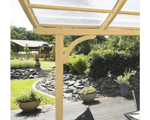 Dřevěná pergola s průhlednou střechou v zahradě