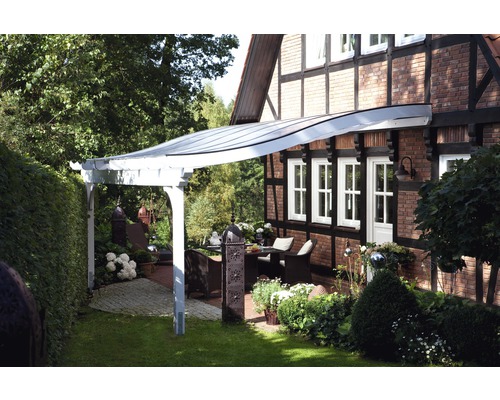 Zastřešená terasa se zahradním nábytkem a osázenou zahradou