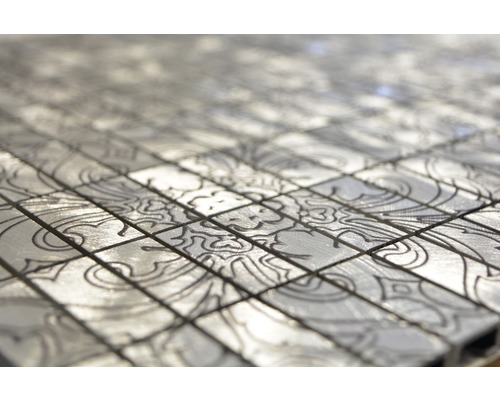 Detail stříbrných mozaikových dlaždic se vzorem