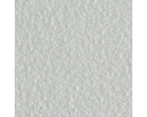 Detail šedého koberce.