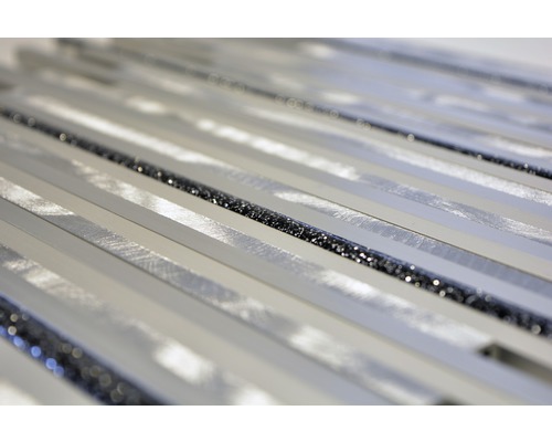 Detailní záběr několika hliníkových profilů s třpytivými, tmavými akcenty