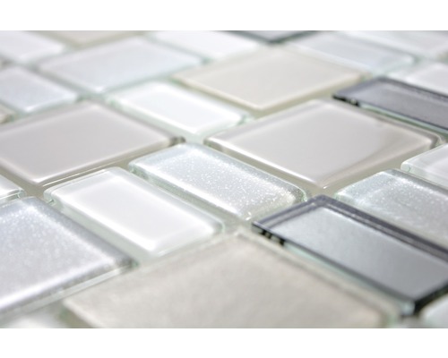 Detail skleněných mozaikových obkladů