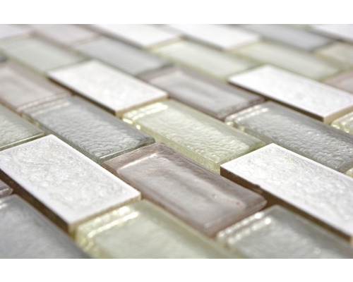 Detail skleněných mozaikových dlaždic v cihlovém vzoru