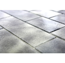Detailní záběr šedých obdélníkových dlaždic