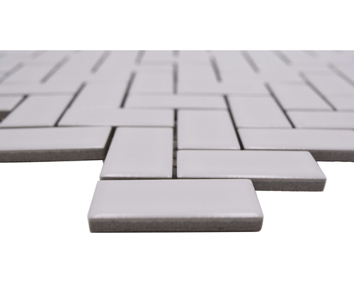 Mozaikové dlaždice ve vzoru rybí kosti