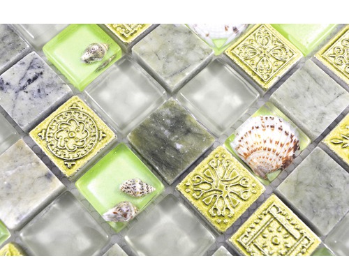 Mozaika s motivem skla, kamene, mušlí a ornamentů