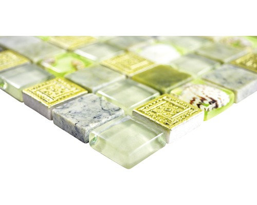 Mozaiková dlaždice se skleněnými, kamennými a mušlovými prvky