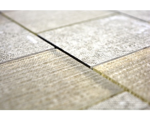 Detail strukturovaných dlaždic se spárami